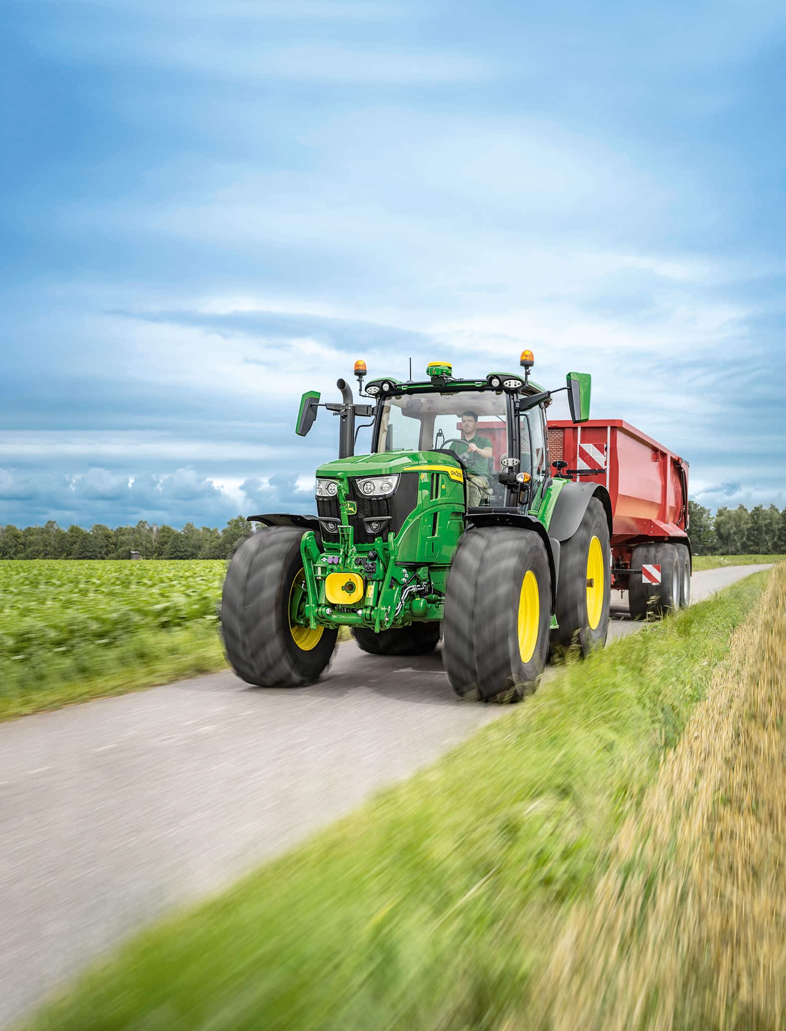 John Deere 6R auf Straße