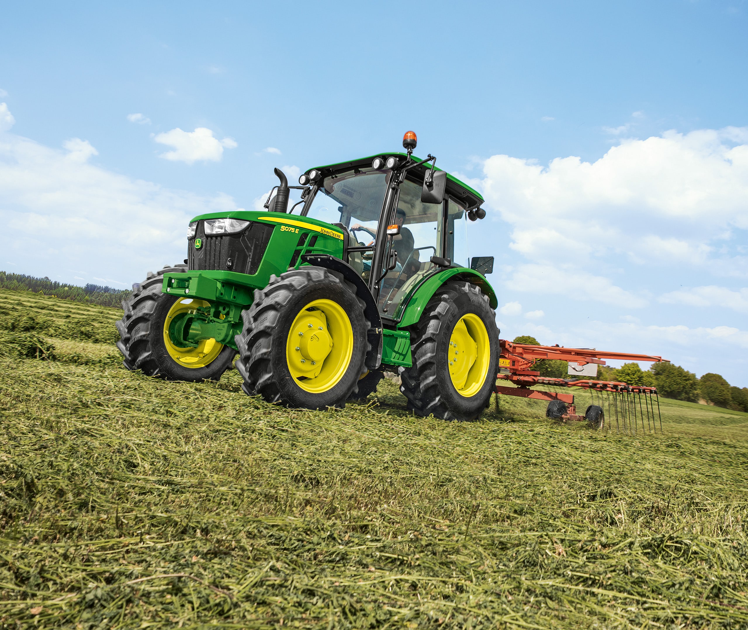 John Deere 5E am Feld