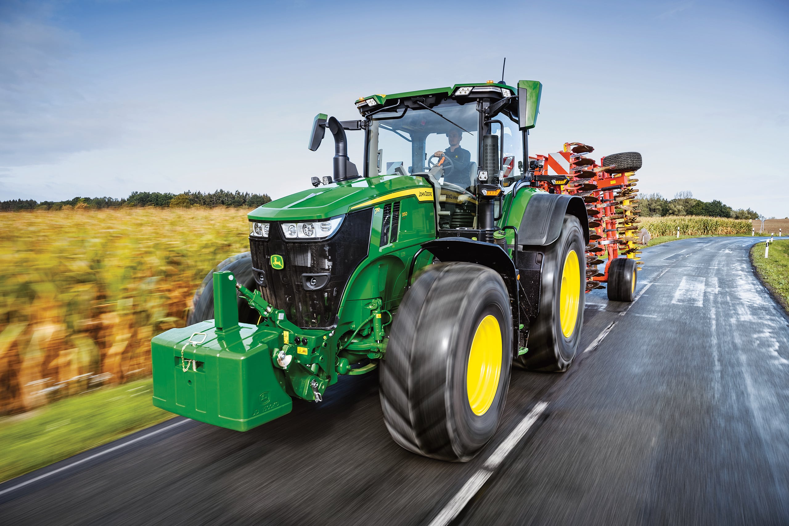 John Deere 7R auf der Straße John Deere 7R