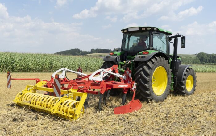 Pöttinger Grubber mit John Deere Traktor