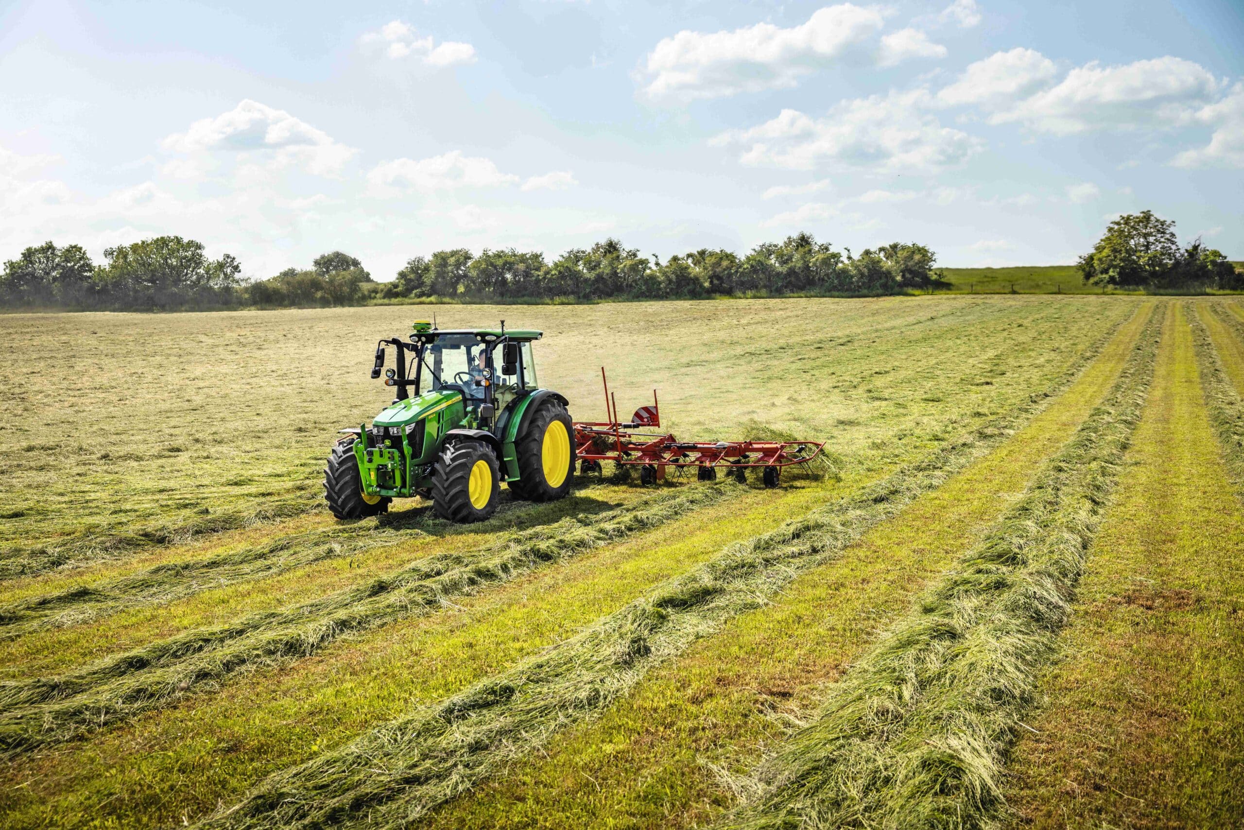 John Deere 5M Heu wenden