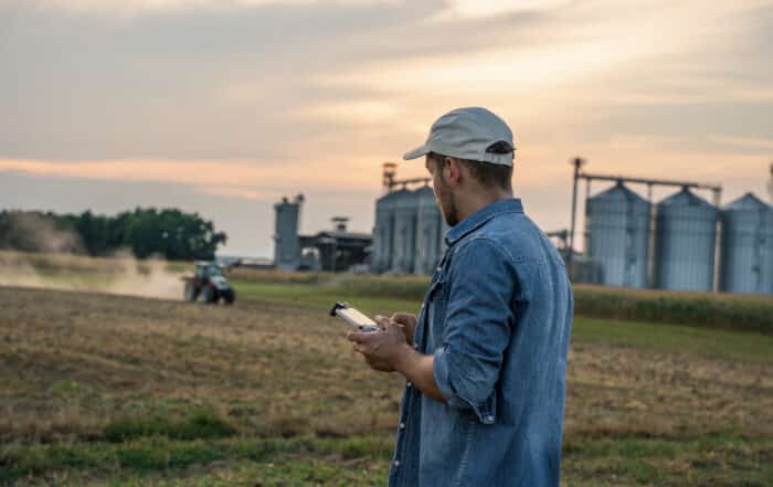 Landwirt steuert Drohe