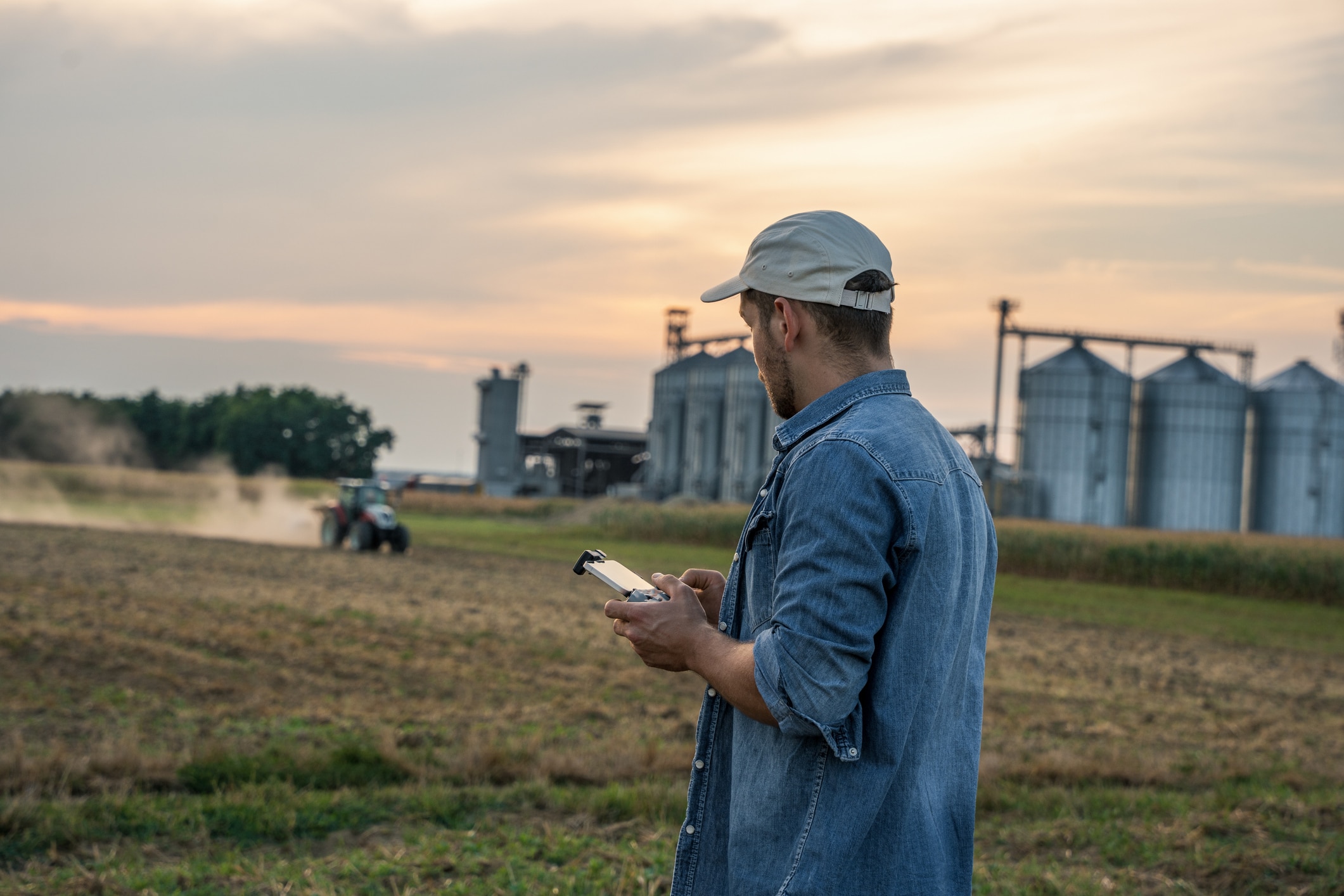 Landwirt steuert Drohe