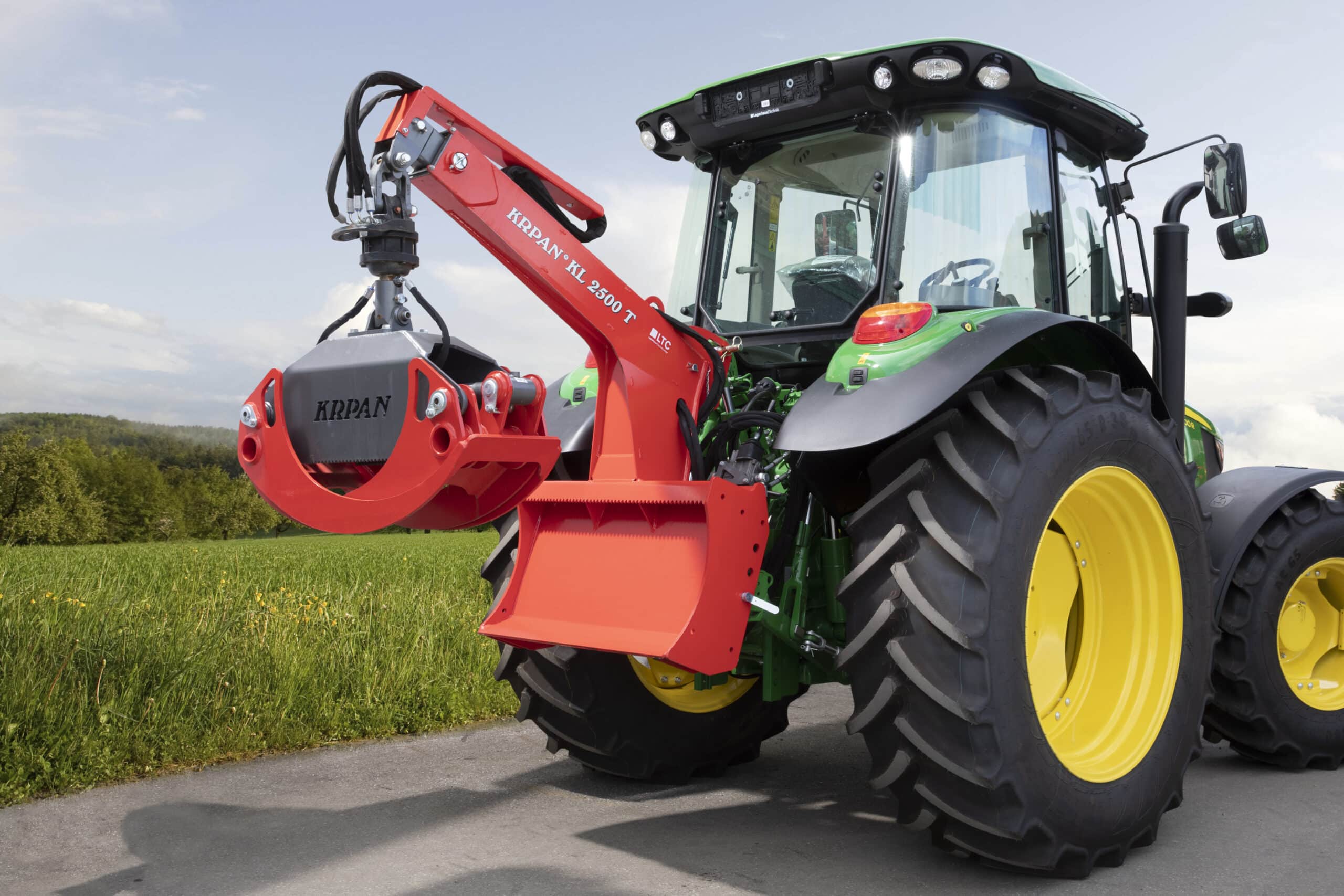 Forstzange KL2500 John Deere mit Hintergrund (2) Rollstriegel im Lagerhaus TechnikCenter