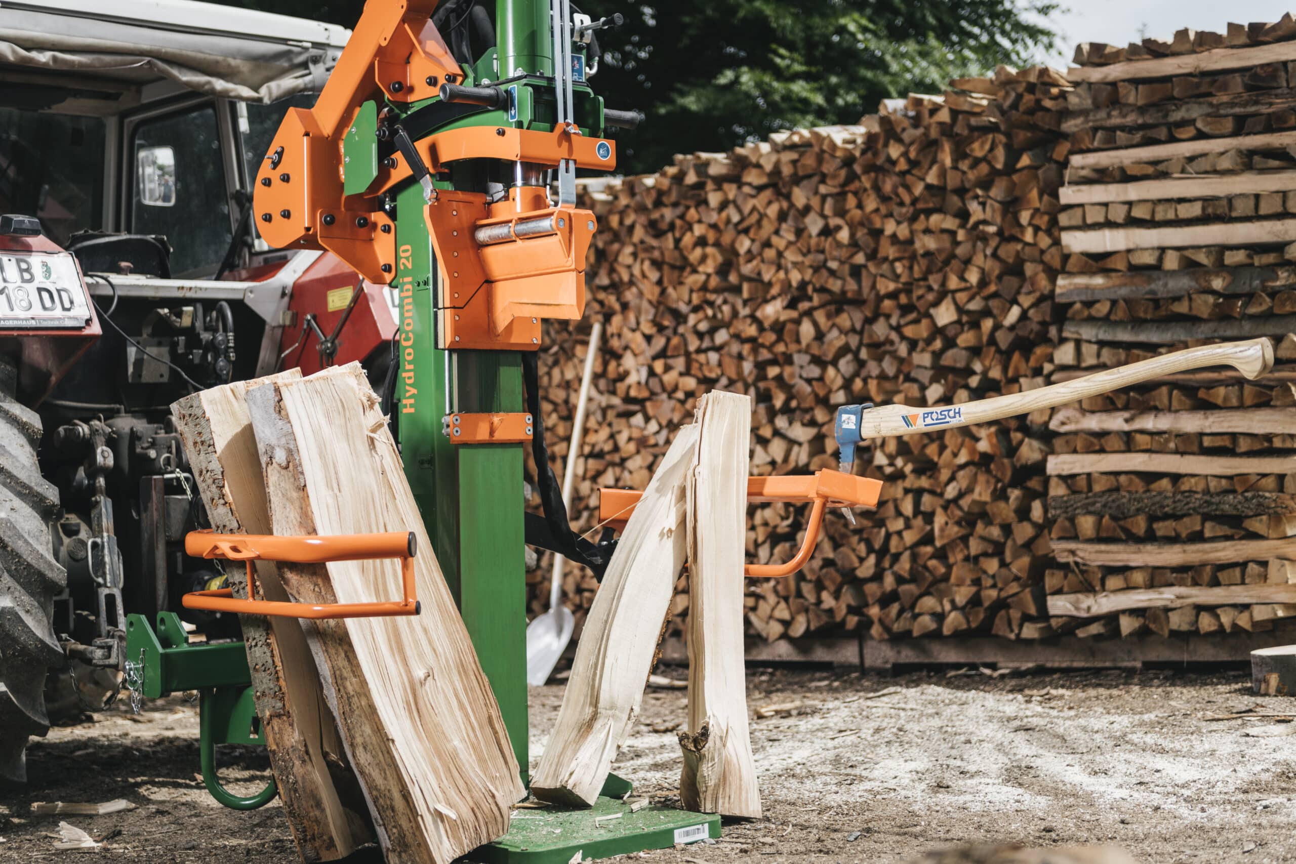 Posch_Holzspalter-stehend_c_POSCH Leibnitz Grünlandstriegel im Lagerhaus TechnikCenter