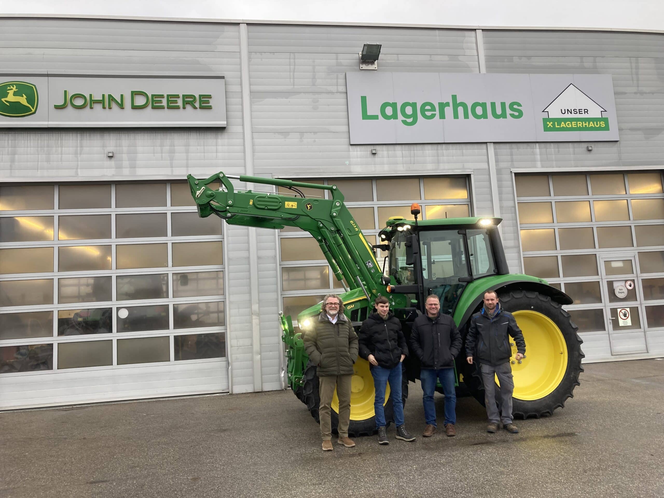 Übergabe eines neuen John Deere 6M125